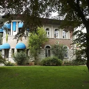 V Bed & Breakfast